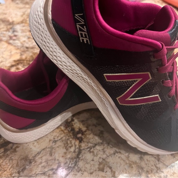 New Balance Vazee Transform Cross Training Mesh Tennis Shoe Women 7.5 Black Pink - Picture 2 of 8